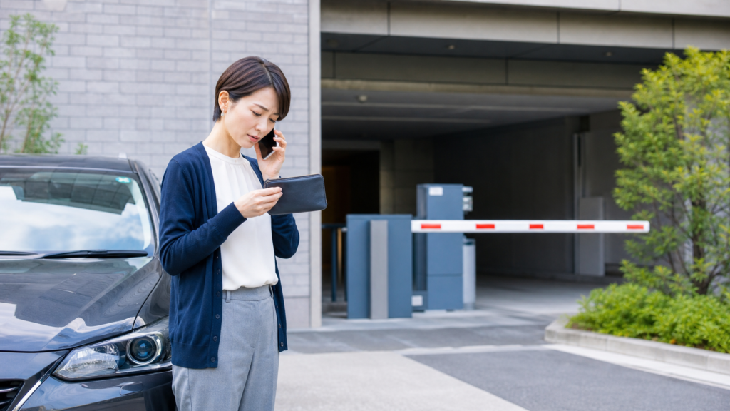 月極駐車場のゲート前でリモコン紛失に気づき管理会社へ連絡する利用者